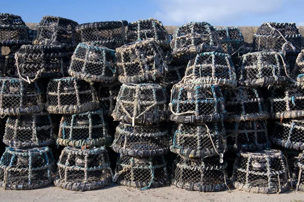 英国康沃尔纽凯码头码头边的龙虾锅 龙虾缸被用来在海底捕捉龙虾 — 图库照片