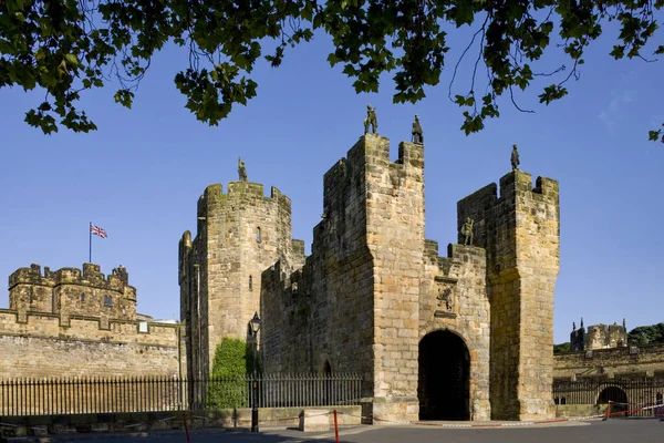ノースイーストイングランドのノーサンバーランドにあるAlnwickの町のAlnwick城に保管してください 1096Ad年にイヴ ヴェシーがアルニックの男爵となり 城の初期の部分を建立したときから — ストック写真