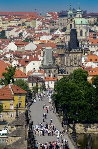 Turistas Cruzando Puente Carlos Sobre Río Moldava Ciudad Praga República — Foto de Stock
