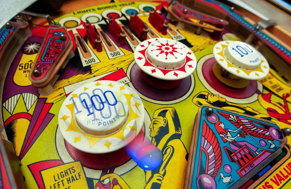 Pinball Machine Tipo Juego Arcade Que Jugador Usa Paletas Llamadas Imagen de stock