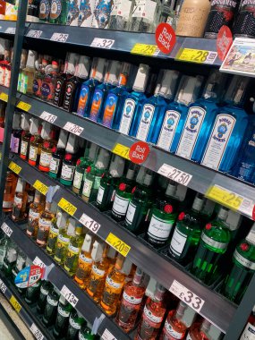 Bir İngiliz süpermarketinde satılık Gin seçimi.
