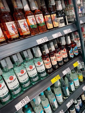 İngiliz süpermarket adasında bir sürü rom var..