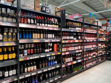 İngiliz süpermarket adasında şarap, şarap ve şeriden bol miktarda var..