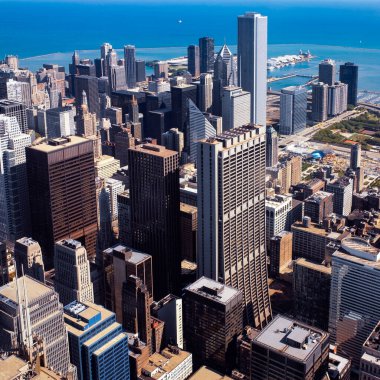 Amerika Birleşik Devletleri 'nde Chicago, Illinois şehir merkezinin üst düzey manzarası.