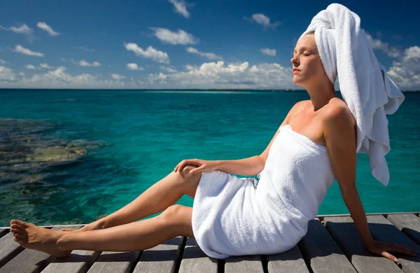 Meisje Een Handdoek Ontspannen Een Steiger Cookeilanden Stille Zuidzee — Stockfoto
