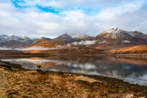 Únorové Barvy Odrážející Loch Ainort Poblíž Luibu Cuillin Hills Ostrově — Stock fotografie