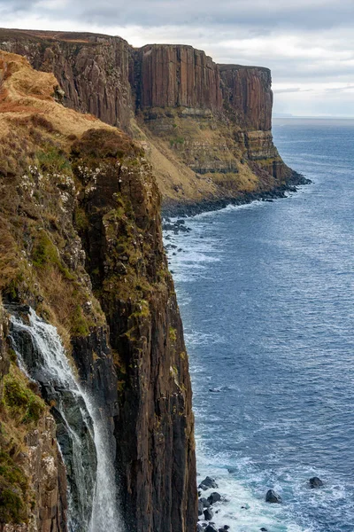 Basaltklipporna Kilt Rock Och Mealt Falls Nordöstra Kusten Isle Skye — Stockfoto