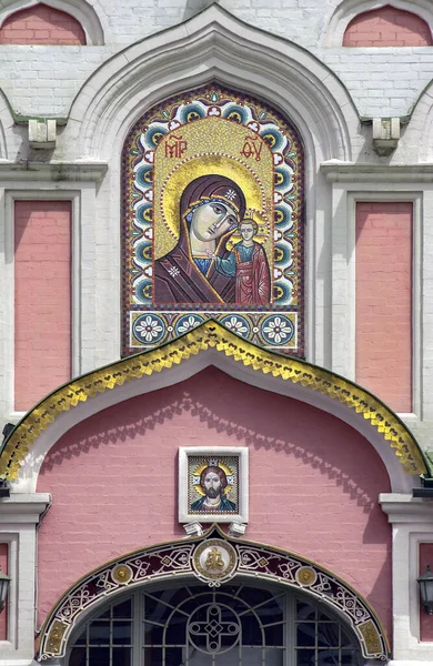 Rusya Federasyonu Nda Moskova Bir Kilisenin Dış Duvarında Dini Simgeler — Stok fotoğraf