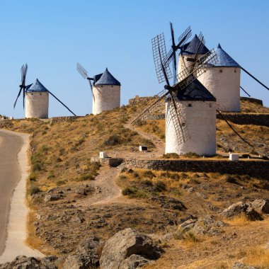 İspanya 'nın orta kesimindeki La Mancha bölgesinde Consuegra' nın yel değirmenleri.