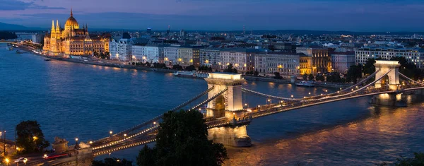 헝가리 부다페스트의 밤하늘 헝가리 건물의 랜드마크와 다뉴브강을 가로지르는 다리를 포함하여 — 스톡 사진