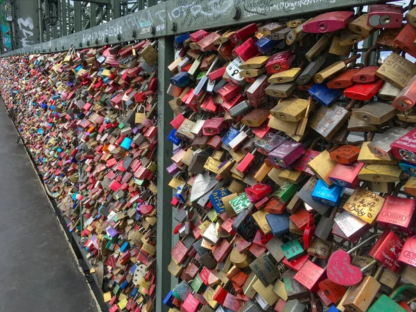 Love Locks Hänglås Fastsatta Hohenzollern Bron Industri Och Universitetsstaden Köln — Stockfoto