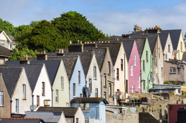 Cobh (1849 'dan 1920' ye kadar Queenstown olarak bilinen), İrlanda Cumhuriyeti 'nin Cork ilçesindeki renkli evler..