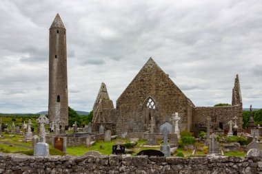İrlanda Cumhuriyeti 'nin Galway ilçesinin Gort kasabası yakınlarındaki Kilmacduagh Manastırı' nın kalıntıları. Manastır 7. yüzyılın başlarında Duagh 'ın oğlu Aziz Colman tarafından kuruldu..