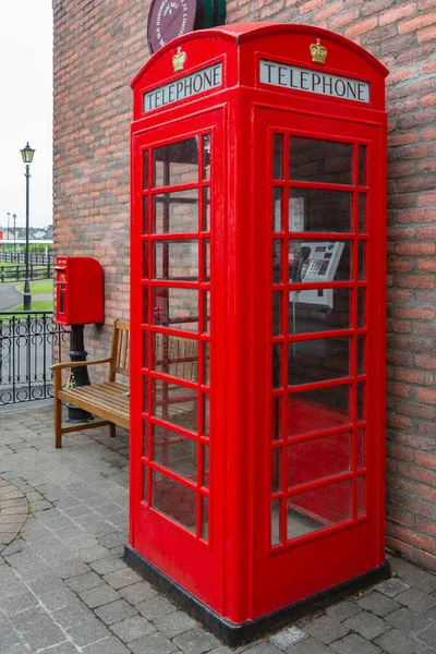 Rode Telefooncel Britse Stijl Buiten Distilleerderij Van Bushmills County Antrim — Stockfoto