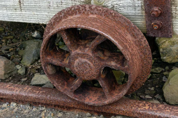 爱尔兰沃特福德县铜矿海岸一座废弃矿上的一辆旧铜矿卡车上的生锈轮 — 图库照片