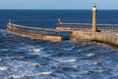 Kuzey Yorkshire 'daki Whitby limanının girişindeki deniz feneri ve dalgakıran Birleşik Krallık' ın kuzeydoğu kıyısında..