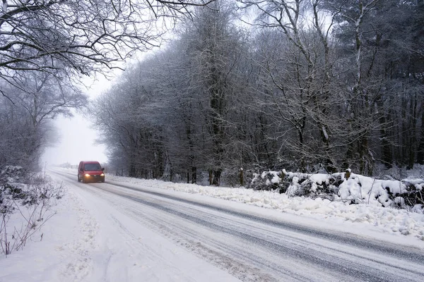 Fahren Bei Winterwetter Auf Einer Schneebedeckten Landstraße North Yorkshire England — Stockfoto
