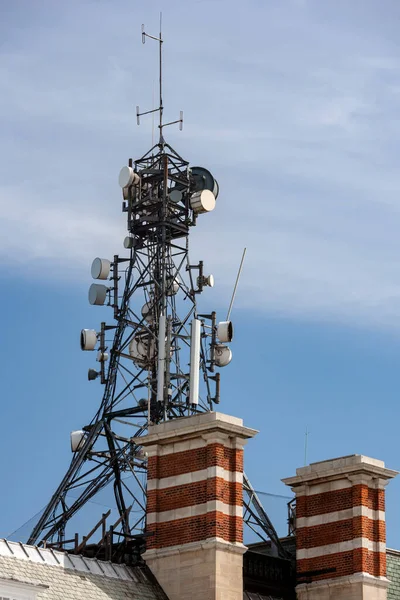Telekommunikationsturm Auf Dem Dach Eines Gebäudes Telekommunikation Ist Die Übertragung — Stockfoto