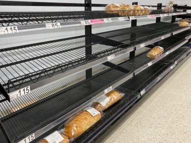 Neredeyse boş süpermarket rafları - Birleşik Krallık