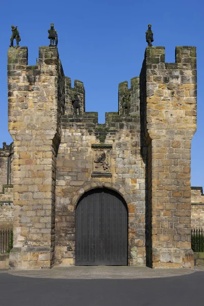 ノースイーストイングランドのノーサンバーランドにあるAlnwickの町のAlnwick城に保管してください 1096Ad年にイヴ ヴェシーがアルニックの男爵となり 城の初期の部分を建立したときから — ストック写真