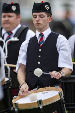 Cowal Peninsula, İskoçya 'daki Dunoon yakınlarındaki Cowal Highland Games' de bir boru grubunda davulcu..