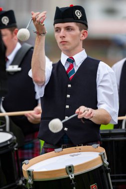Cowal Peninsula, İskoçya 'daki Dunoon yakınlarındaki Cowal Highland Games' de bir boru grubunda davulcu..