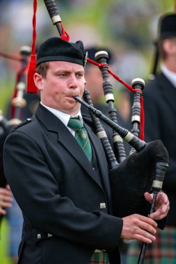 Piper Cowal 'da İskoçya' nın Cowal Yarımadası 'ndaki Dunoon yakınlarında Highland Oyunları' nda buluşuyor..