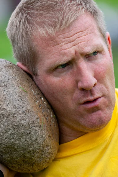 Tossing Stone Cowal Gathering Traditional Highland Games Held Each Year — Stock Photo, Image