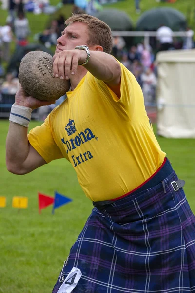 Tossing Stone Cowal Gathering Traditional Highland Games Held Each Year — Stock Photo, Image