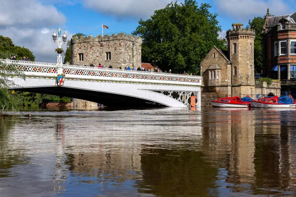 洪水のレベルで川のオースとのレンダル橋 ビクトリア朝イギリスで流行したゴシック様式の詳細が書かれた鉄橋です — ストック写真