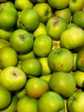 Yeşil pişirilmiş elma seçimi.