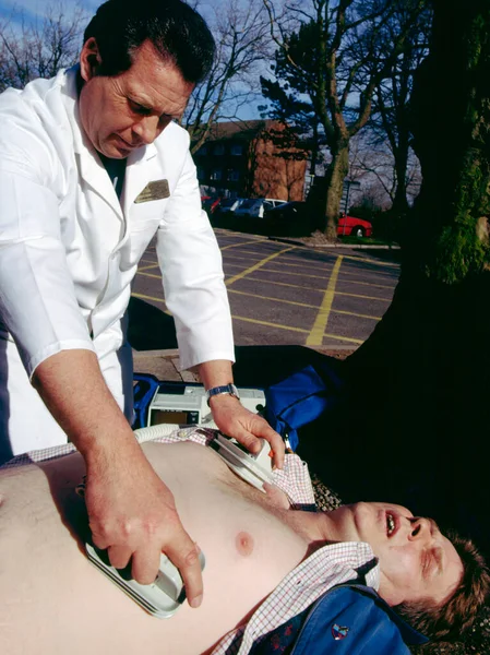 Using Portable Defibrillator Heart Attack Victim — Stock Photo, Image