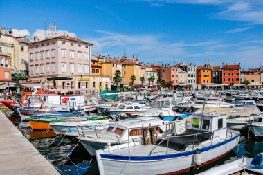 Hırvatistan 'ın Istrian Yarımadası' ndaki Rovinj kenti. Kasaba, İtalyan ismi Rovigno ile de bilinir. Istrian yarımadasının batı kıyısında yer alan ada, popüler bir turizm ve balıkçılık limanı haline gelmiştir..
