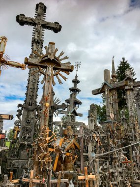 Haçlar Tepesi - Litvanya 'nın kuzeyinde bir hac mekanı. Nesiller boyunca, haçlar, haçlar, Meryem Ana heykelleri ve binlerce küçük heykel ve tespihler Katolik hacılar tarafından buraya yerleştirildi..