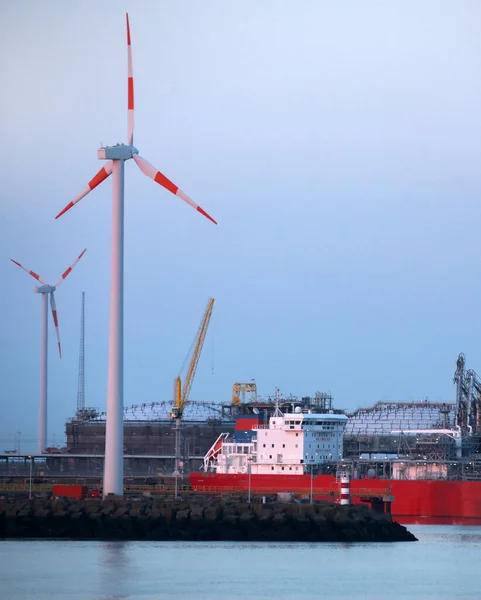 荷兰鹿特丹港的风力涡轮机 — 图库照片