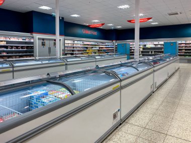Bir İngiliz süpermarketinin donmuş gıda bölümünde dondurucular..
