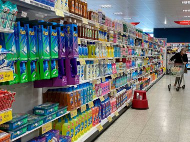 İngiliz süpermarketinde ev temizleme ürünleri almak.