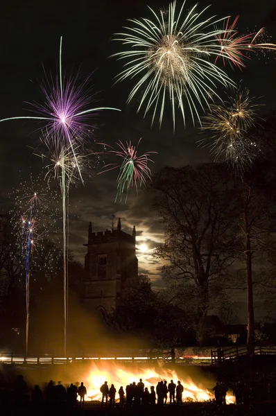 Exhibición de fuegos artificiales - Noche de hoguera —  Fotos de Stock