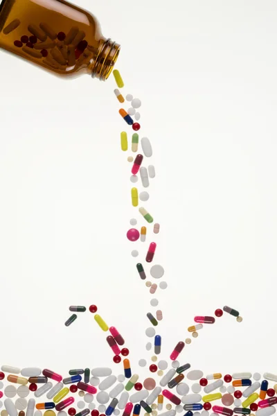 Medicamentos que se vierten de un frasco de medicina — Foto de Stock