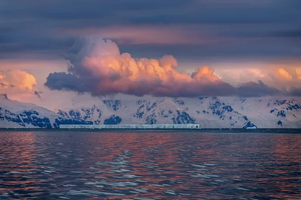 Midnight Sun - Straat Drake - Antarctica — Stockfoto