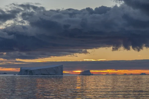 Полуночное солнце - проход Дрейка - Антарктида — стоковое фото