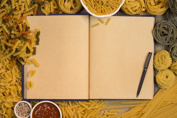 Pasta receptenboek - ruimte voor tekst — Stockfoto