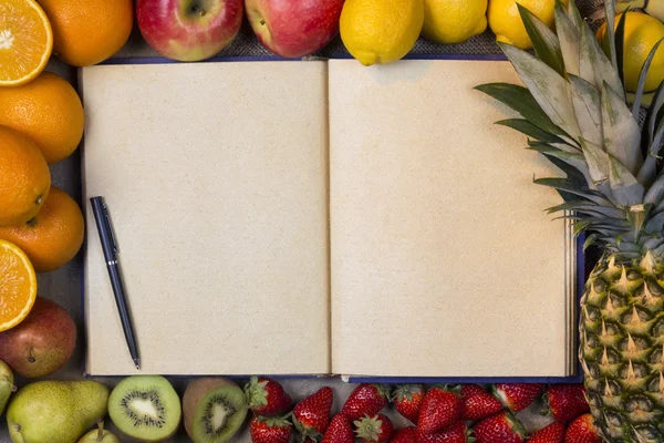 Obst und leeres Rezeptbuch - Platz für Text — Stockfoto