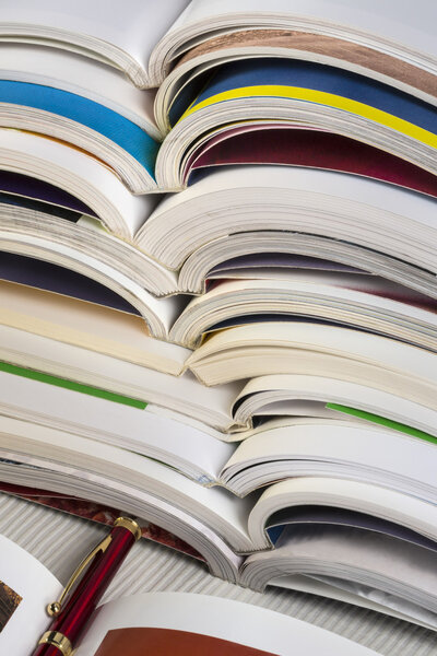 Образование - стопка учебников для колледжей
