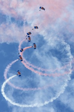 Şahinler ekran takım paraşüt