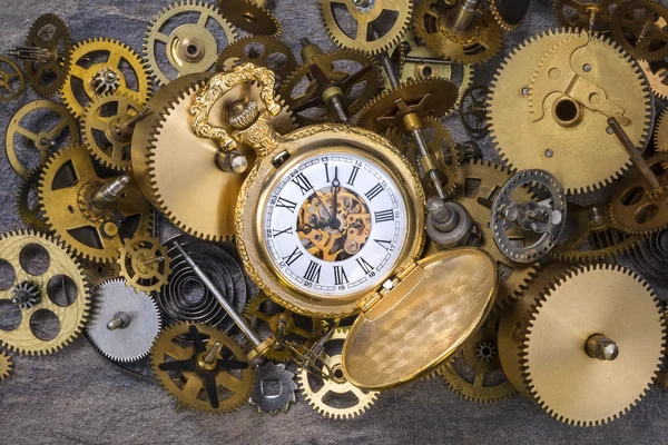 Taschenuhr und alte Uhrenteile - Zahnräder, Zahnräder, Räder — Stockfoto