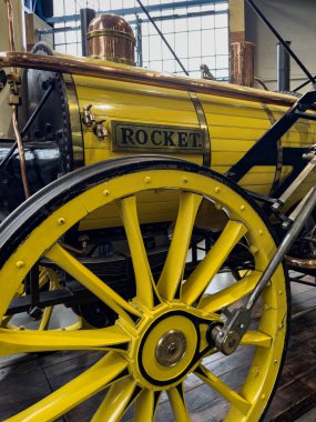 Stephenson 's Rocket' in kopyası, İngiltere, York 'taki Ulusal Demiryolu Müzesi' nin erken dönem buharlı lokomotifi. Ekim 1829 'da Liverpool ve Manchester Demiryolu (LMR) Rainhill Trials için inşa edildi ve kazandı.
