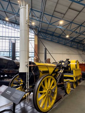 Stephenson 's Rocket' in kopyası, İngiltere, York 'taki Ulusal Demiryolu Müzesi' nin erken dönem buharlı lokomotifi. Ekim 1829 'da Liverpool ve Manchester Demiryolu (LMR) Rainhill Trials için inşa edildi ve kazandı.