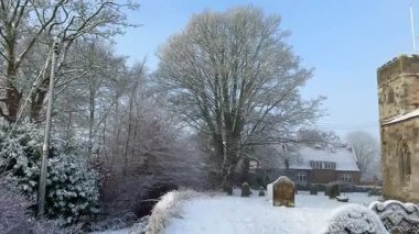 İngiltere 'nin kuzeydoğusunda, Kuzey Yorkshire' da Langton adlı küçük bir köydeki ortaçağ kilisesi..