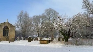 İngiltere 'nin kuzeydoğusunda, Kuzey Yorkshire' da Langton adlı küçük bir köydeki ortaçağ kilisesi..